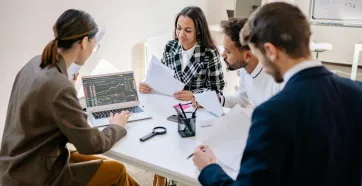 sviluppatori in riunione